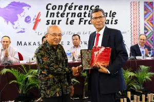 Prof.Dr.Ir.Ambo Tuwo di Konferensi Internasional Bahasa Perancis yang bertajuk